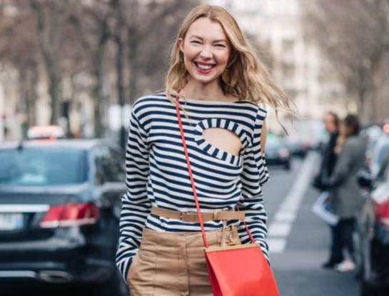 La raya al costado es el peinado tendencia que ama el street style