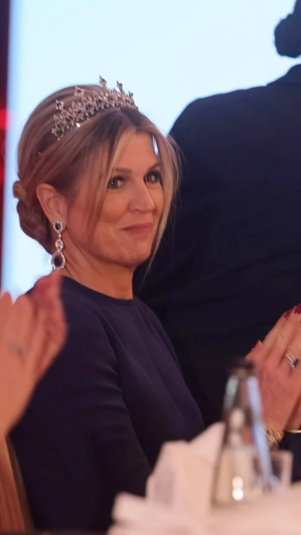Máxima combinó su tiara favorita con un look azul y oro, para una gala en Kenia