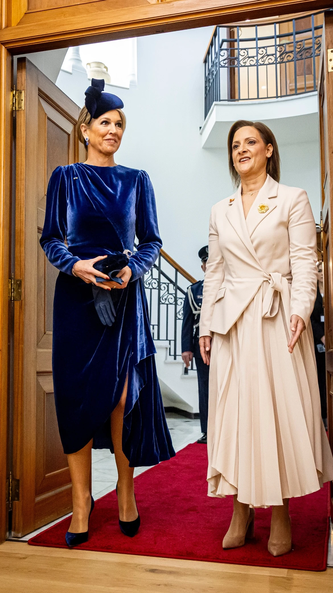 Máxima deslumbró en Chipre con un elegante total look en el color de la temporada 