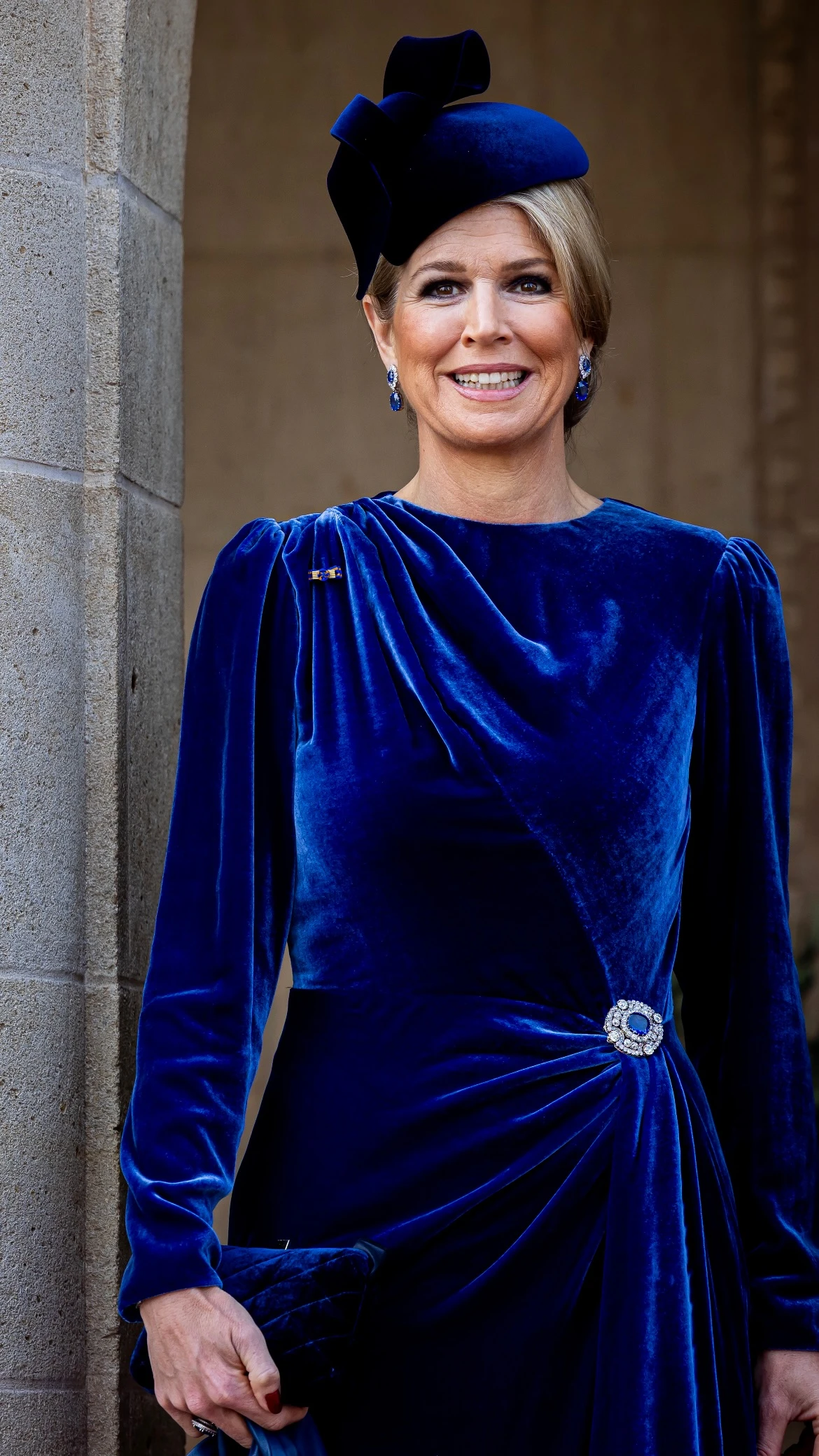 Máxima deslumbró en Chipre con un elegante total look en el color de la temporada 