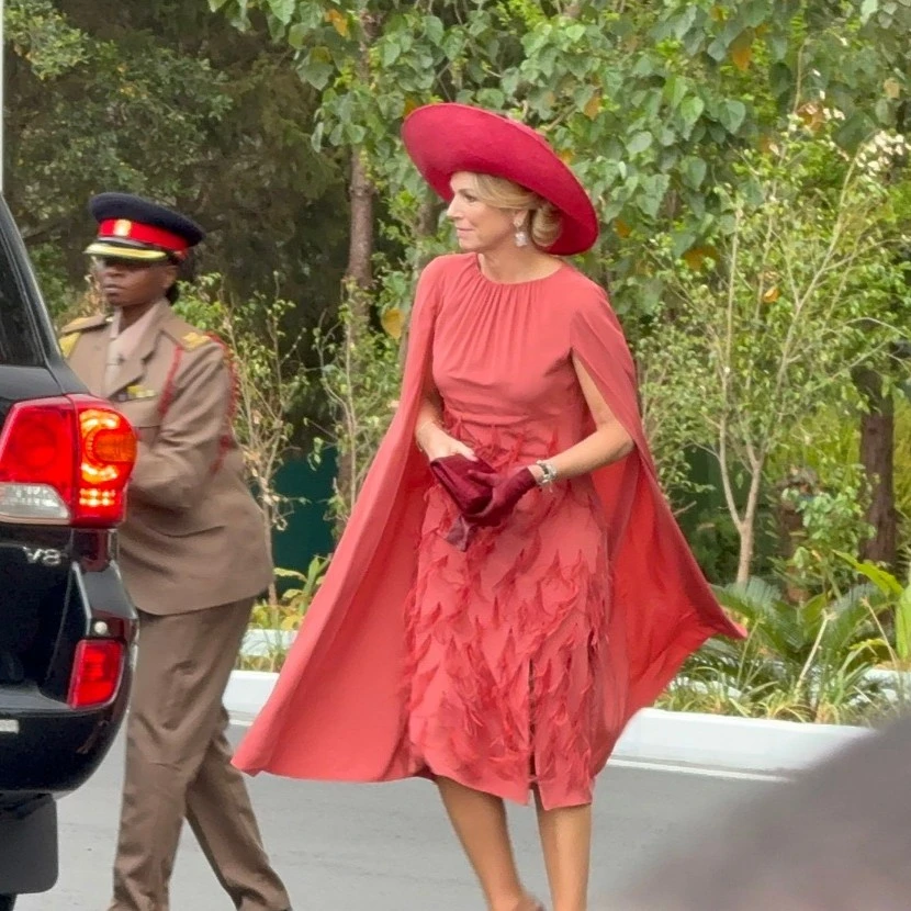 Máxima se animó a las plumas para un evento de su visita a Kenia