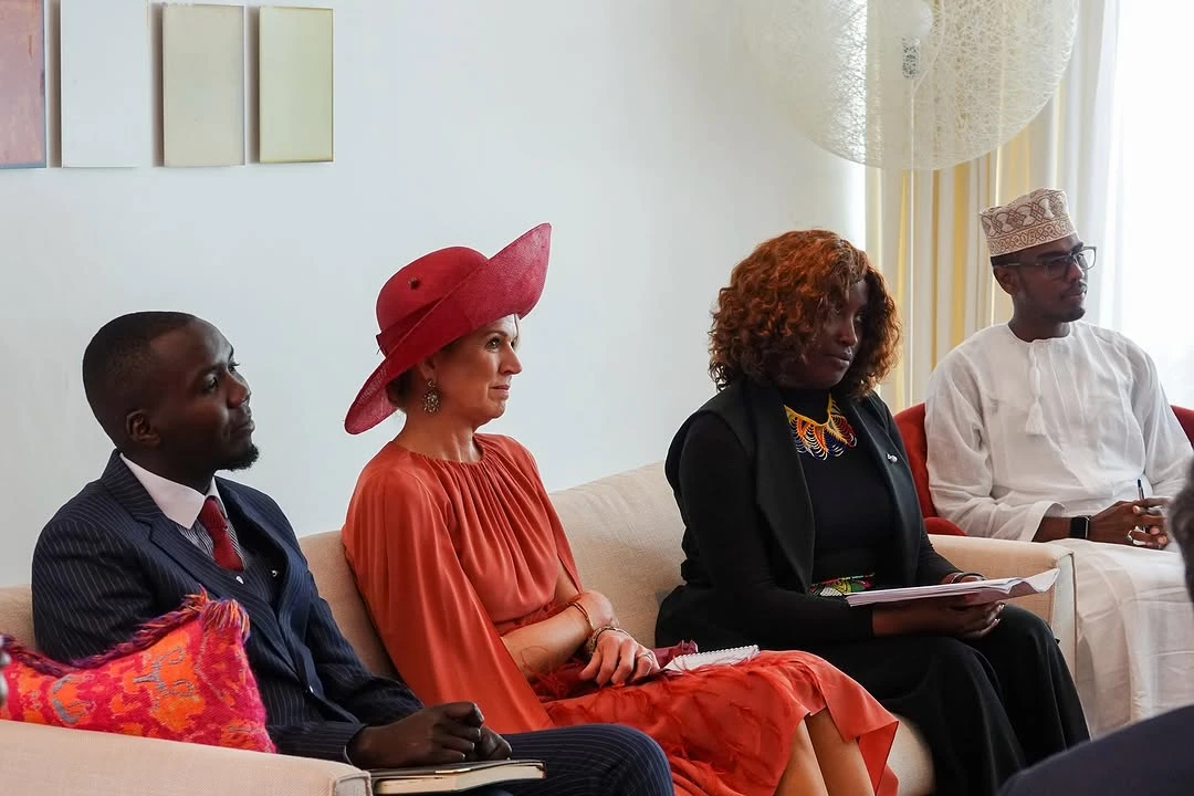 Máxima se animó a las plumas para un evento de su visita a Kenia