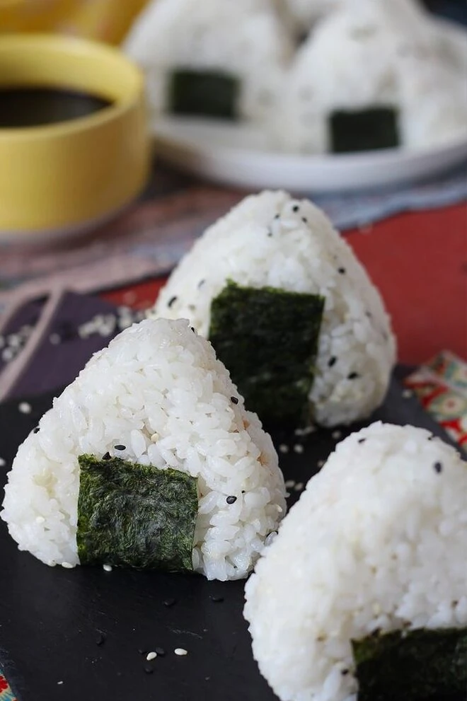 La receta de los onigiris de atún y mayonesa