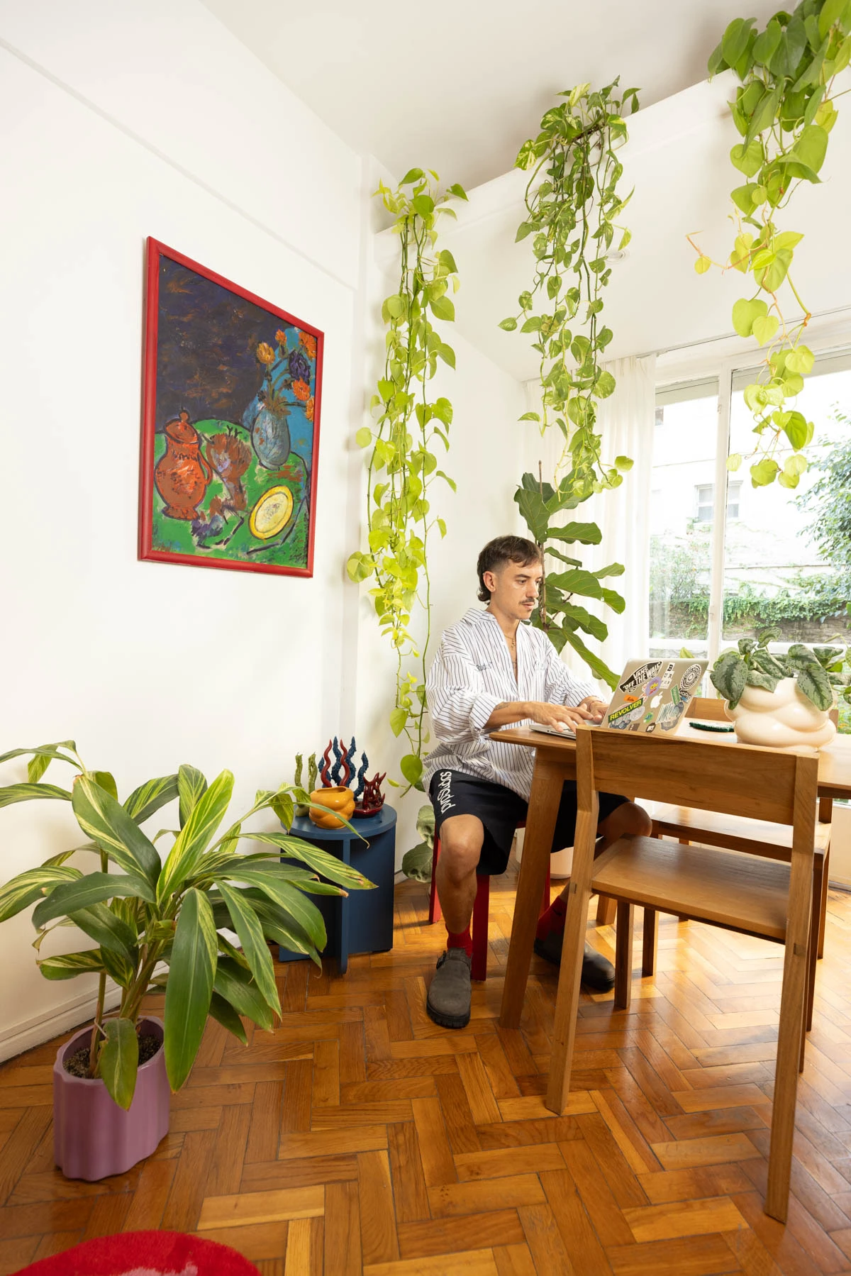 Home office en un departamento estilo “urban jungle”. 