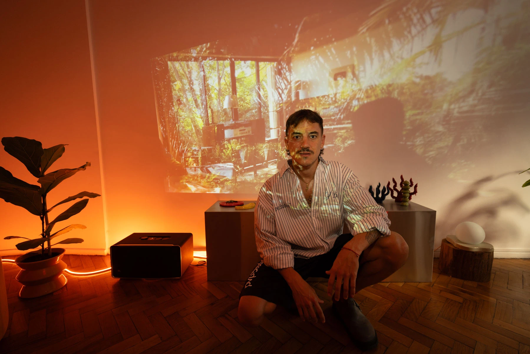 En el living de Nacho, un proyecto es clave en el plan y área de entretenimiento. 