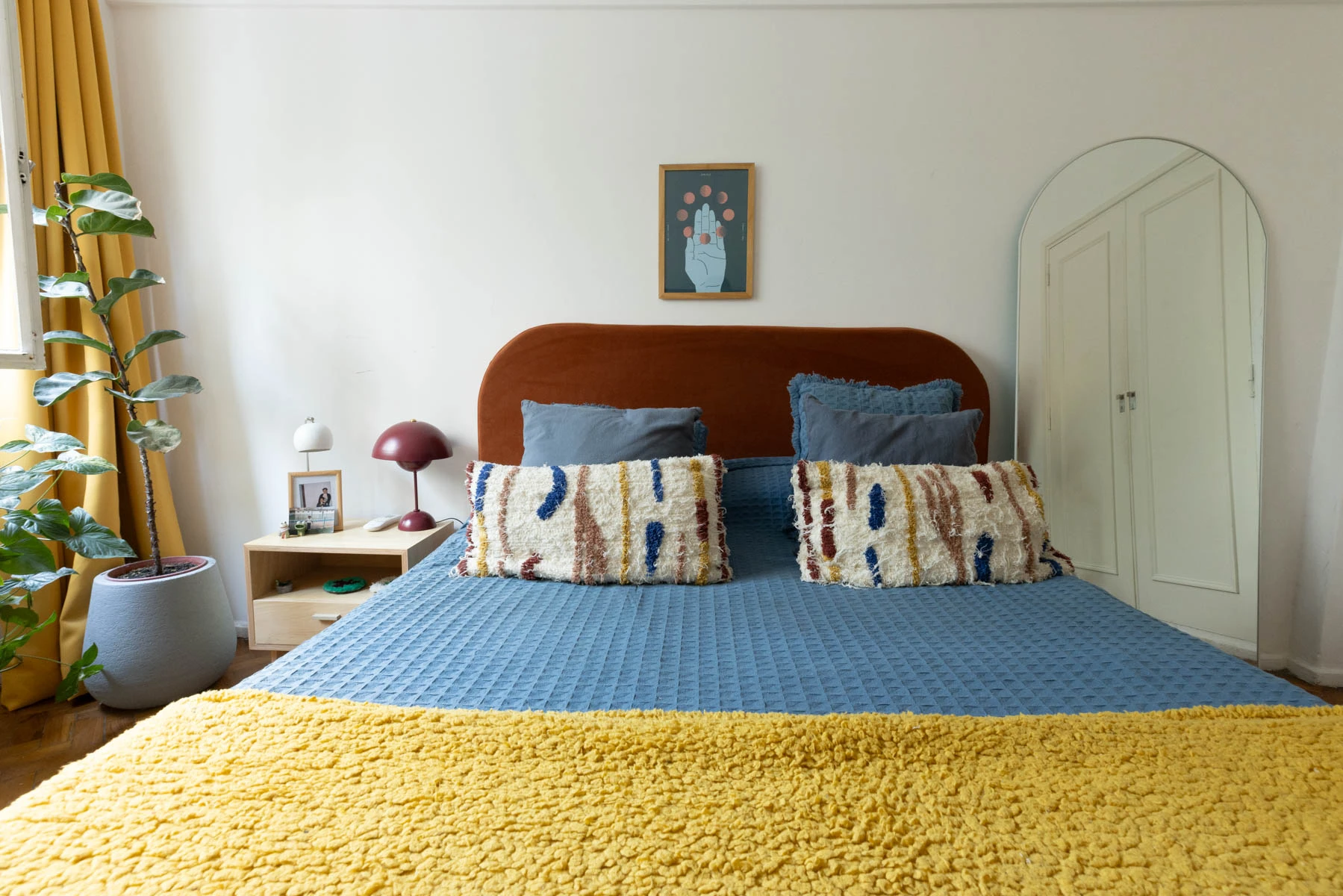 Simple y sutil: la ambientación del cuarto (principal) del depto de Nacho y Jonatan. 