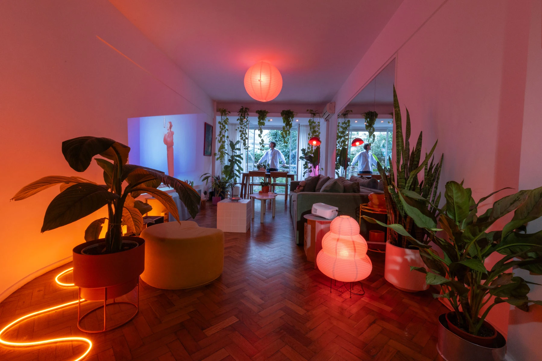 Al caer la tarde, el departamento se transforma por un juego de luces "ficticio".