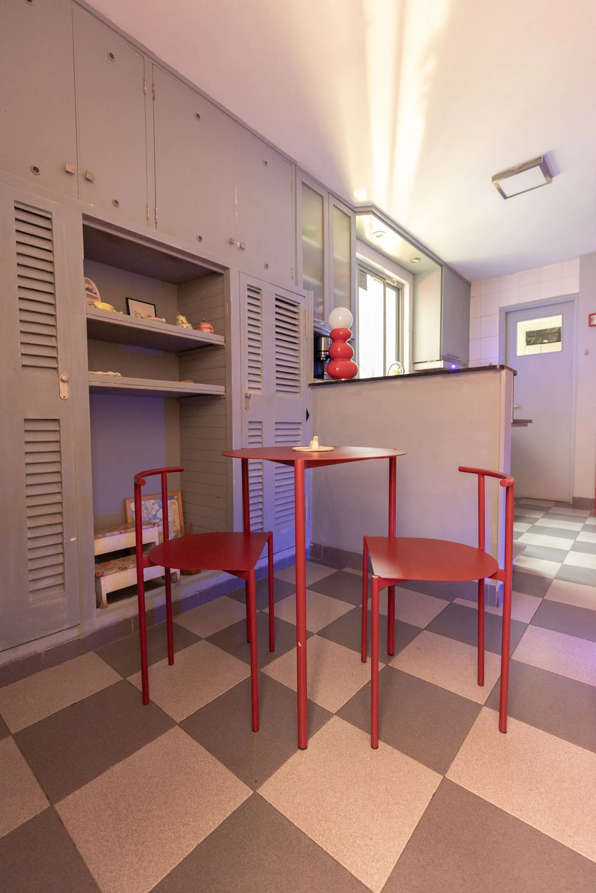 Para la cocina, de tonalidades grises azuladas, eligió mobiliario rojo. 