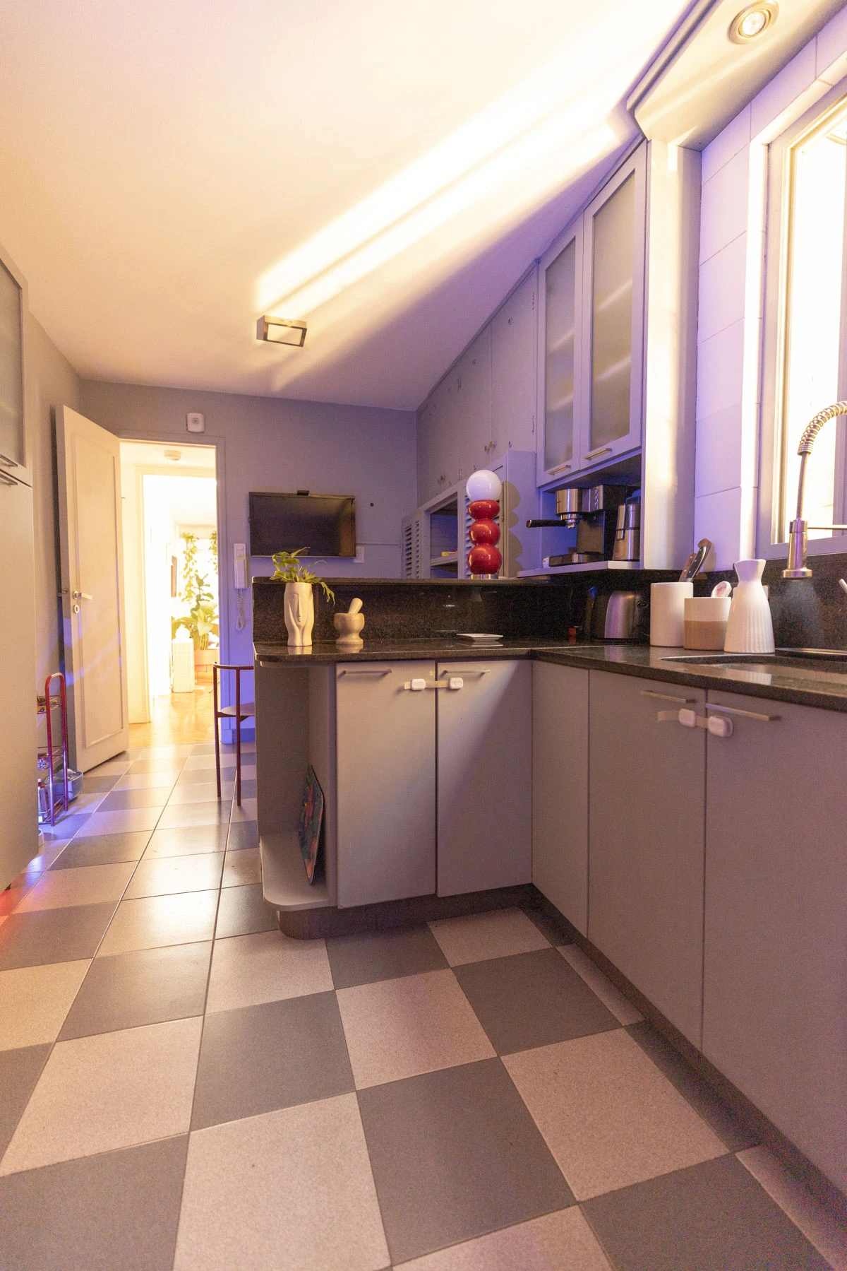 
Gris y "el rojo inesperado" de la lámpara de @mkz.studio sobre la barra. 