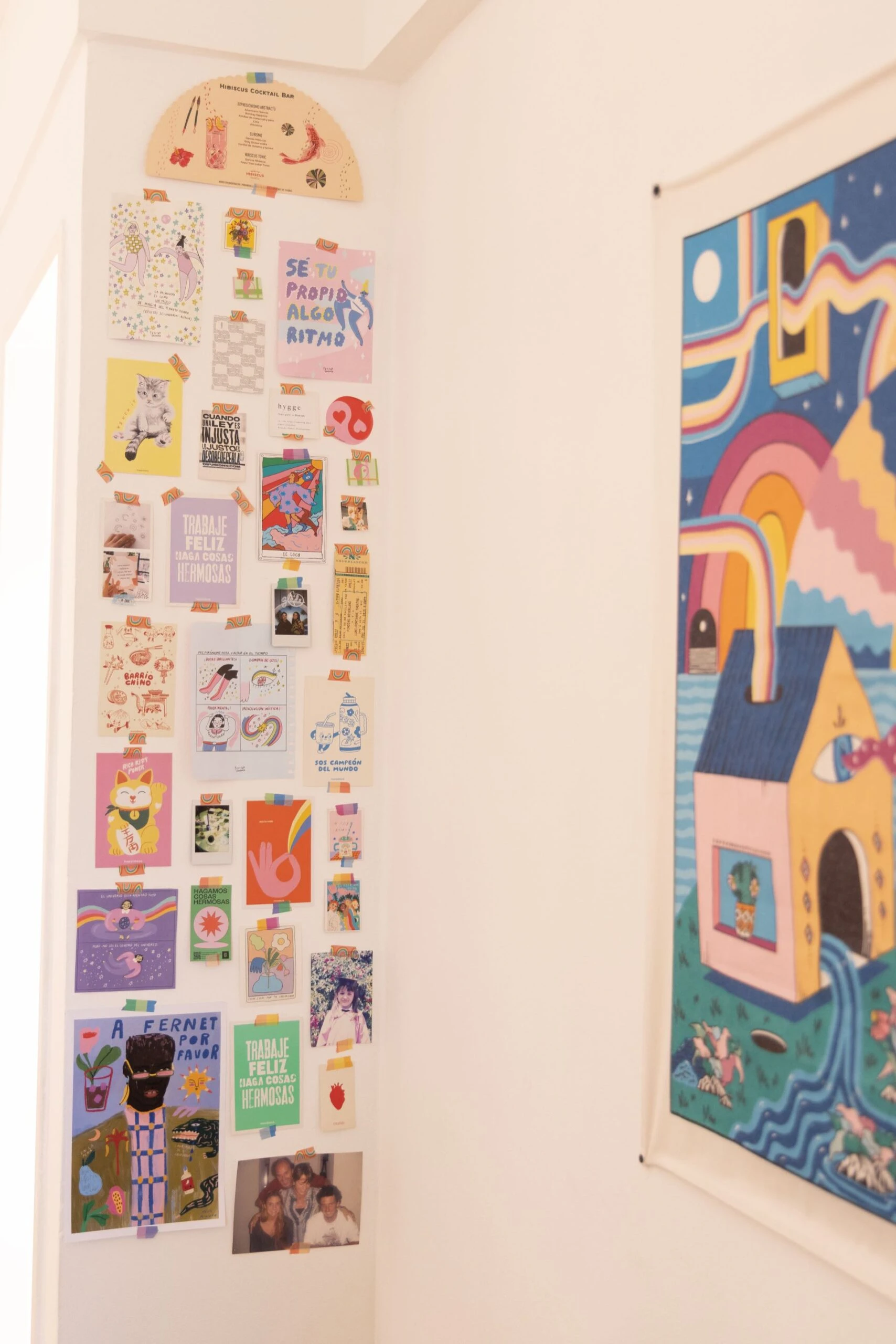 4.La columna de recortes. Del depto de la creadora digital Sofi Cogorno nos llevamos la idea de la columna de recortes, con postales, ilustraciones y recuerdos pegados con sentimiento y aesthetic. 