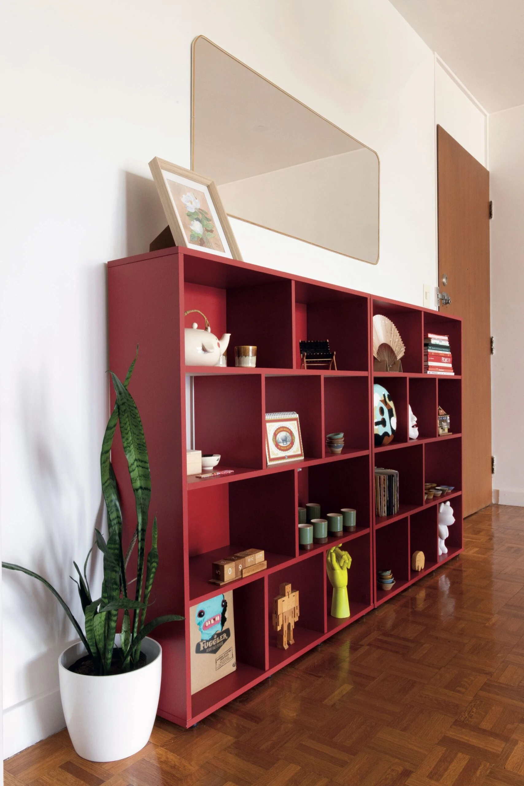 1.Unexpected red: el mueble recibidor de Caro Bello: el "rojo inesperado" que levanta y potencia la atención de los ambientes. 