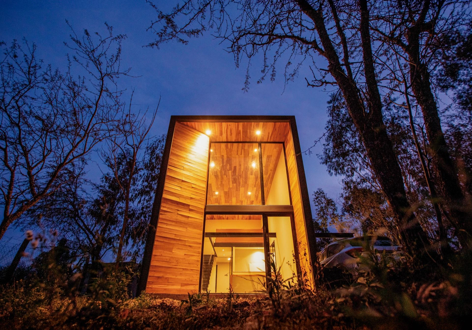 Tiene 64 m2 y asombra por la simpleza de su diseño arquitectónico: un espacio con doble altura que busca maximizar la conexión con el exterior. ⁣