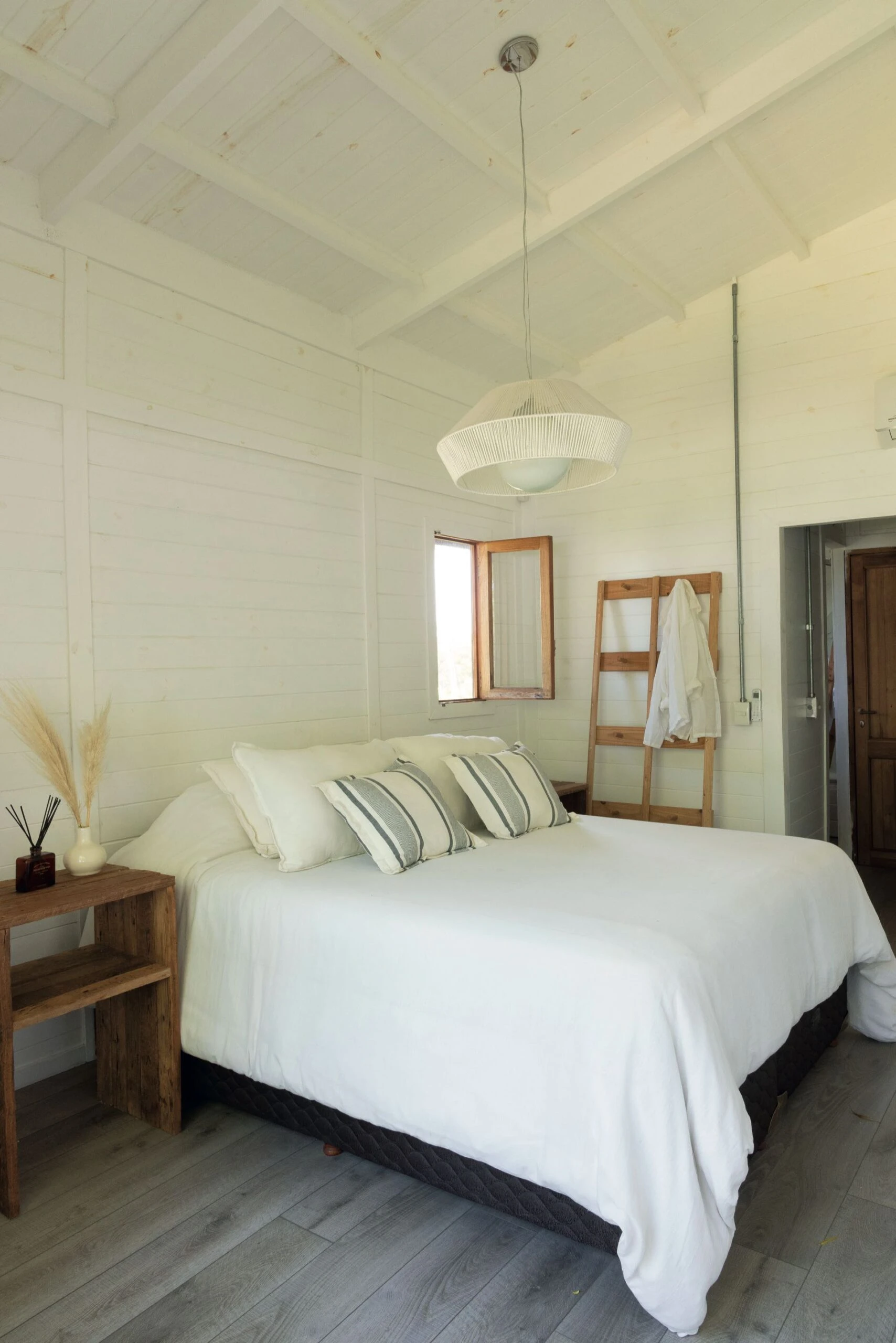 El dormitorio principal de Casa Terra, en Isla Ceibal, en el Delta. 