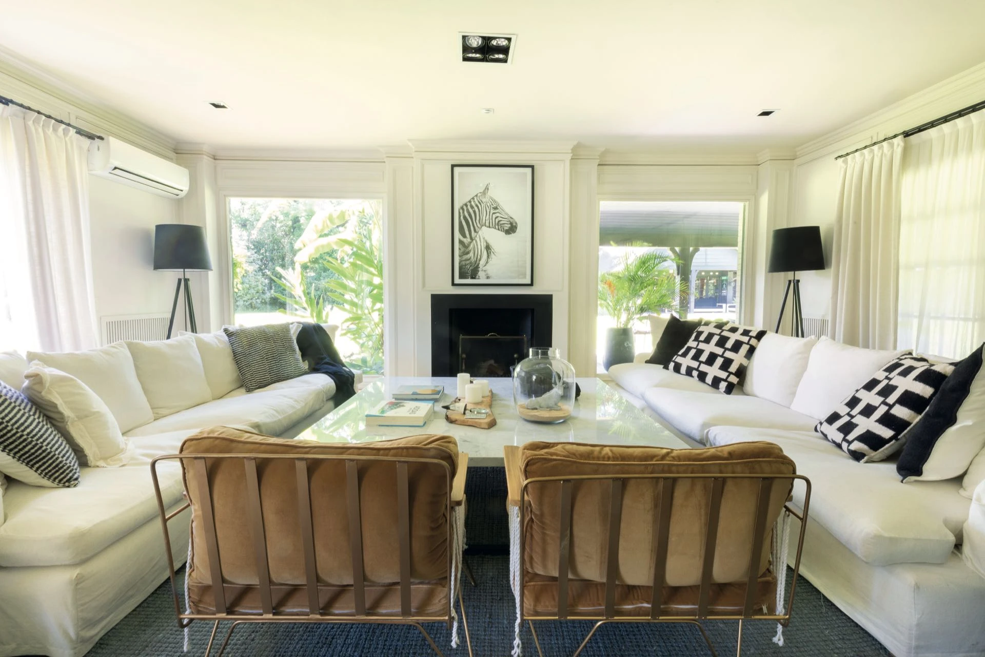 El living en blanco y colores de alto contraste. 