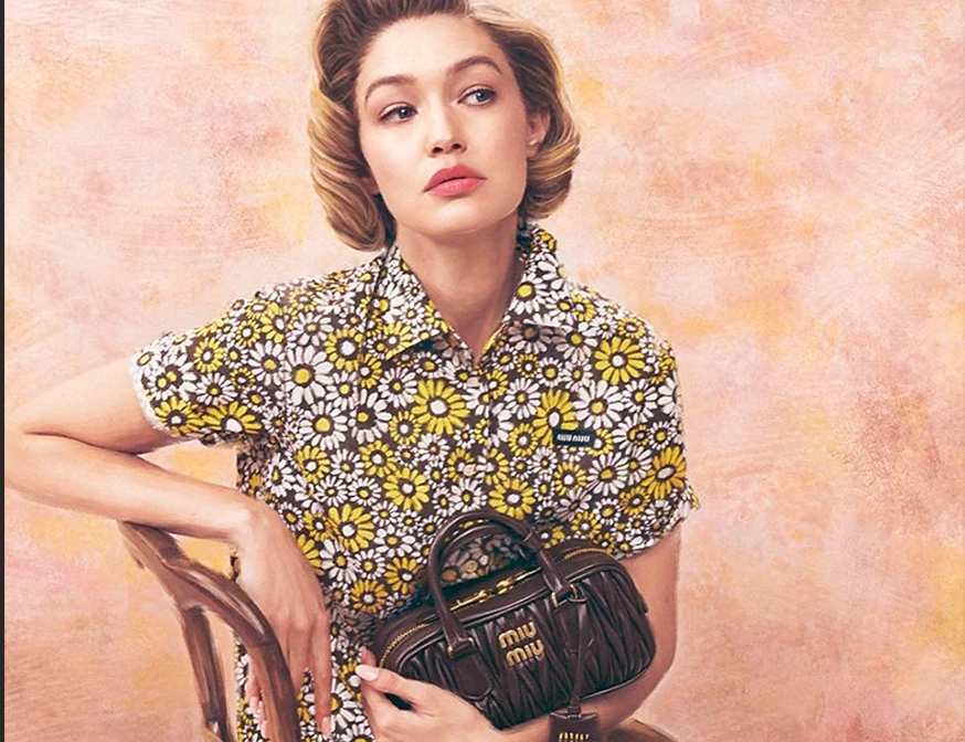 Gigi Hadid posa para a campaña de Miu Miu.