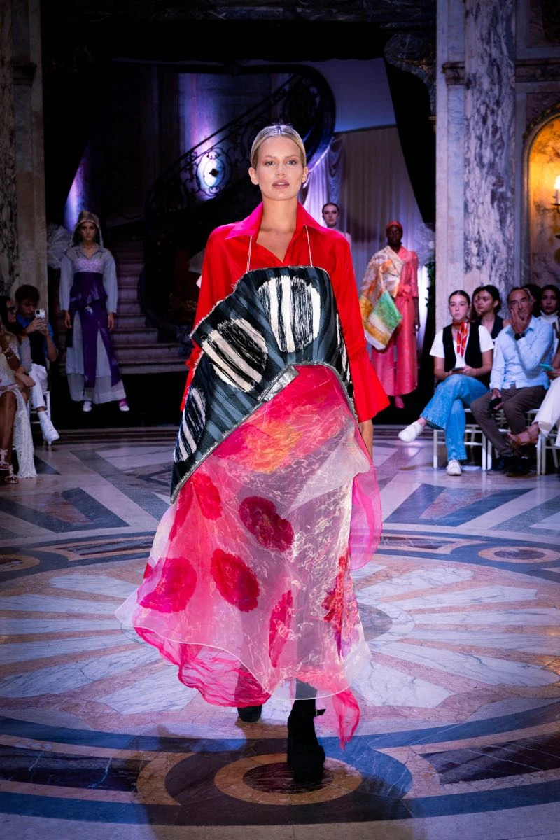 Desfile FABRICS of colours.