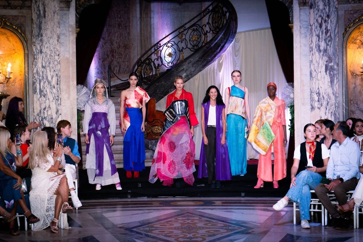 Desfile FABRICS of colours.