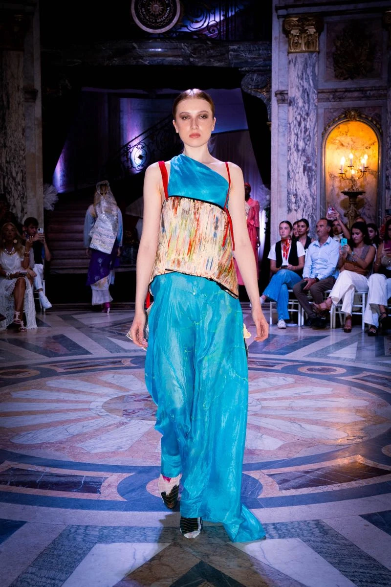 Desfile FABRICS of colours.