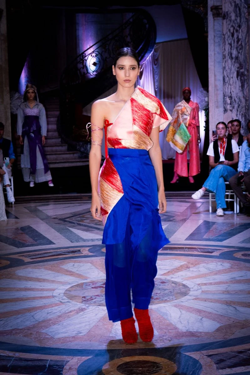 Desfile FABRICS of colours.