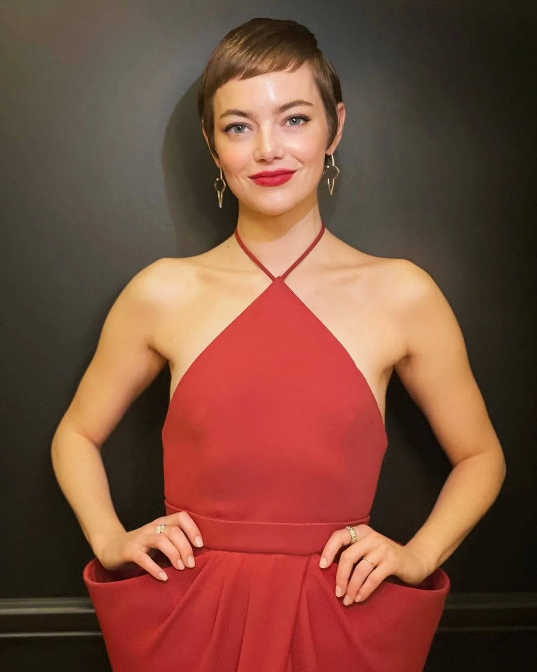 La raya al costado es el peinado tendencia que ama el street style