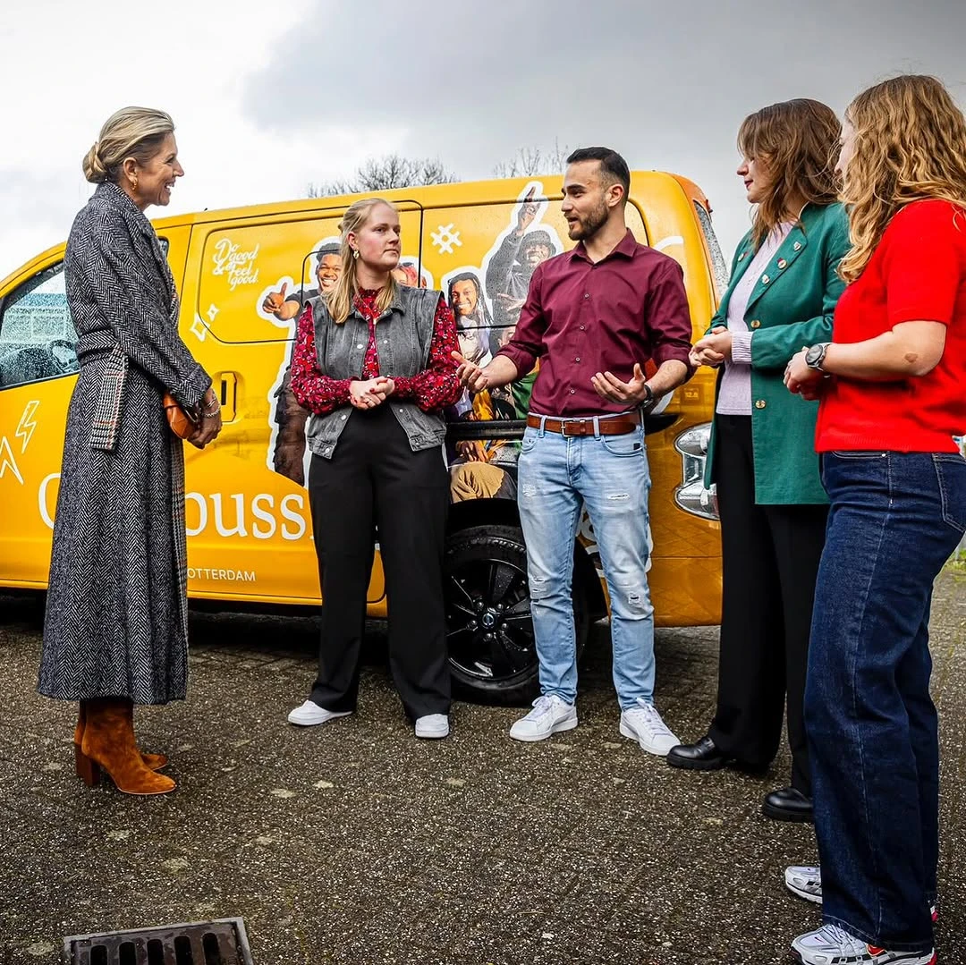 Máxima Zorreguieta lució un abrigo a cuadros de Oscar de la Renta. Fotos: IG.