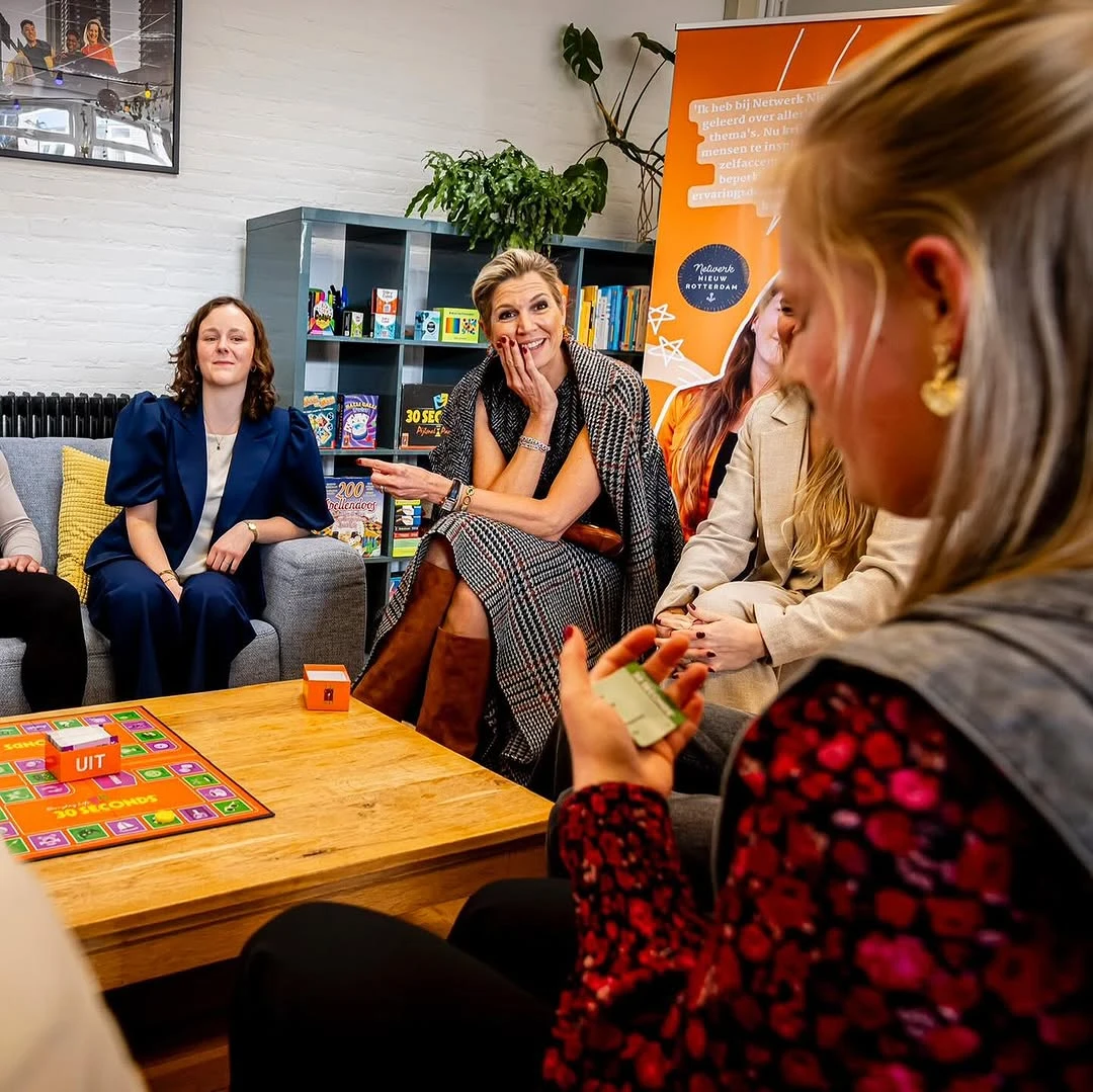 La reina además llevó unas botas en color marrón. Fotos: IG.
