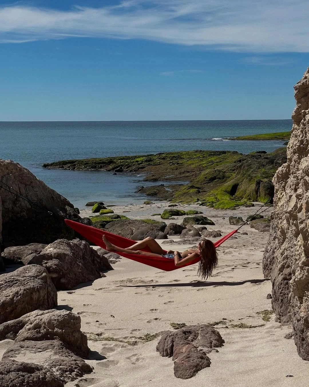 Juliana Awada publicó las fotos de su llegada a Bahía Bustamante. Fotos: IG.
