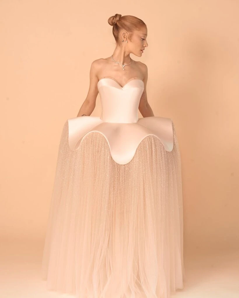 Oscars 2025: Ariana Grande impactó con su look by Schiaparelli