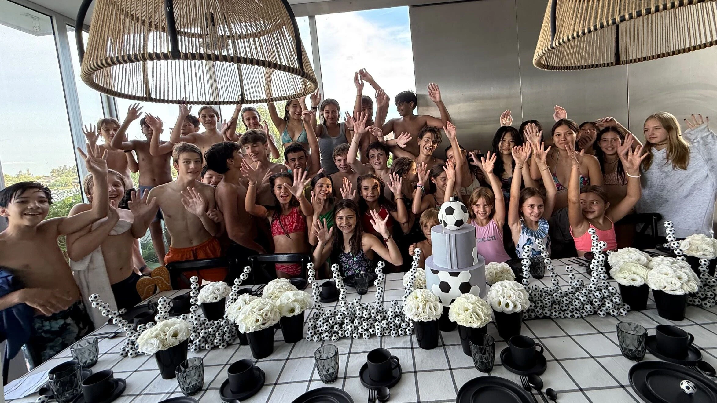 Los invitados tuvieron una merienda y piscina party. Fotos: IG.