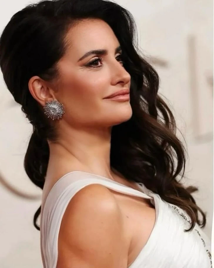 La raya al costado es el peinado tendencia que ama el street style