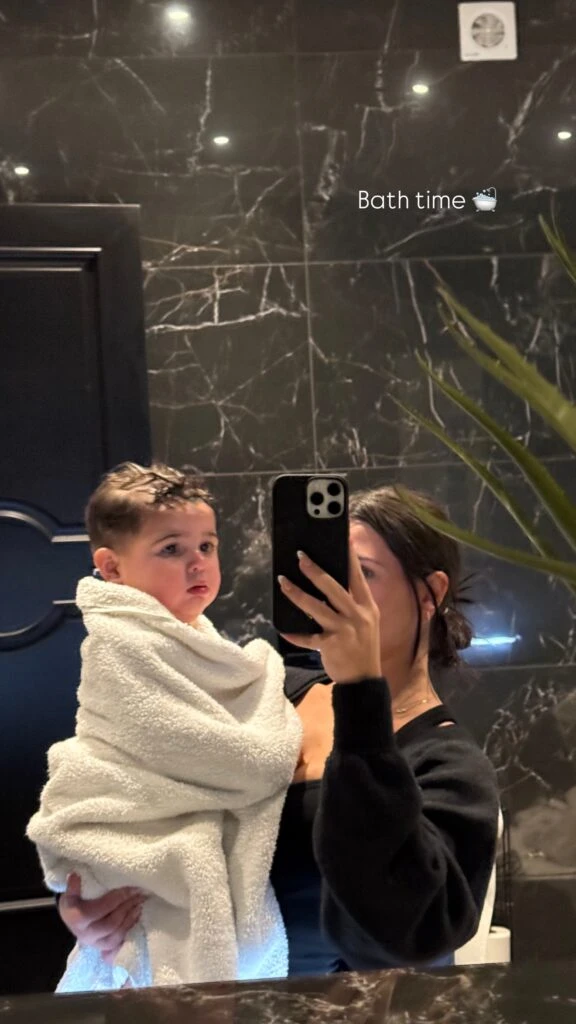 Valentina Cervantes y su hijo Benja. Fotos: IG.
