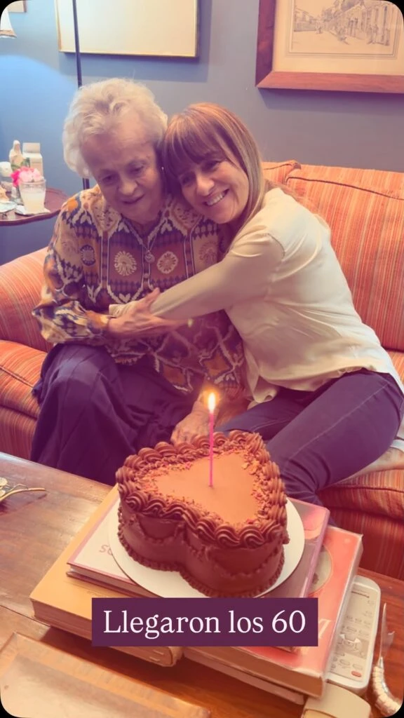 Gabriela Arias Uriburu con su mamá, que tiene 95 años