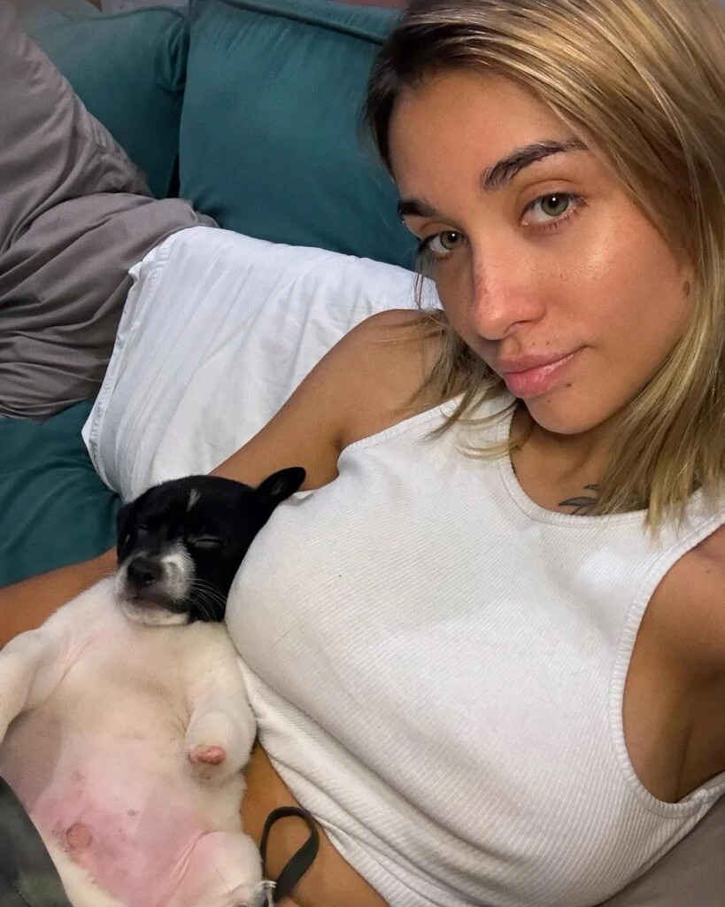 María Becerra y su novio, Rei, adoptaron un perrito al que le falta una manito