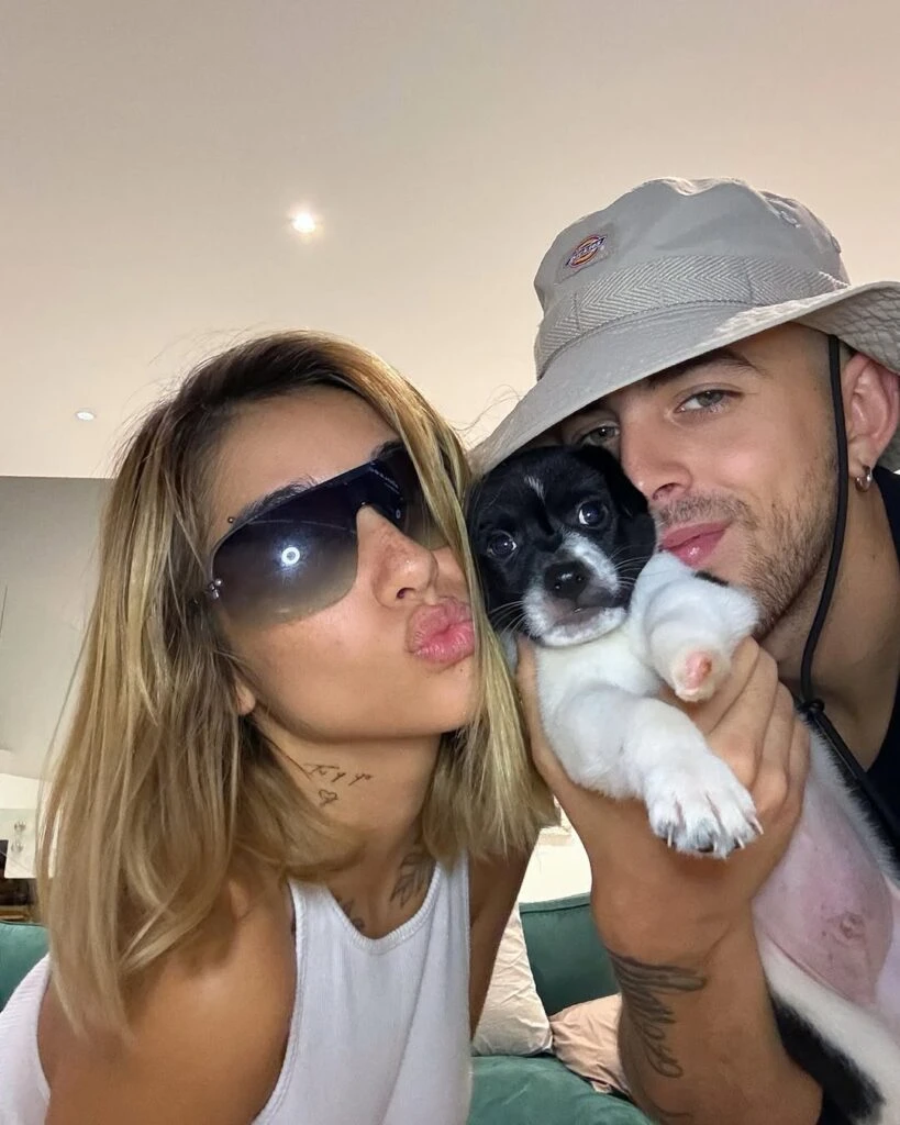 María Becerra y su novio, Rei, adoptaron un perrito al que le falta una manito