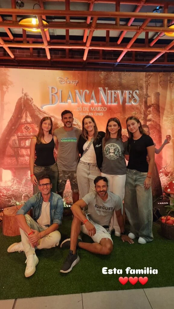 La familia Cubero con Nico Peralta fueron al cine a ver Blancanieves