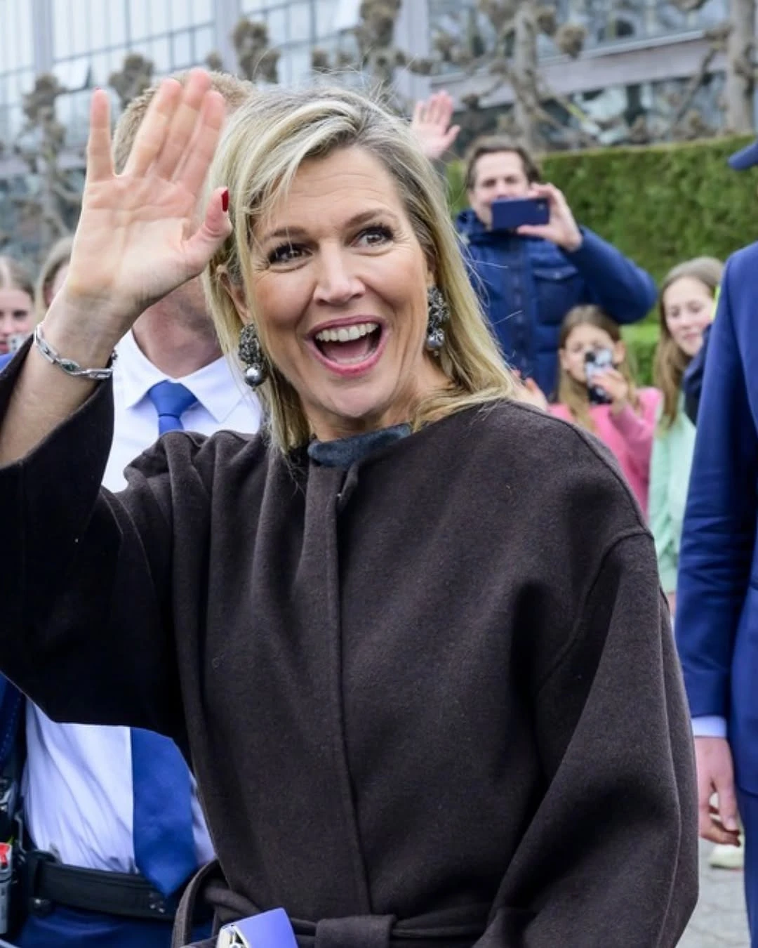 Máxima apuesta por un abrigo elegante y de estilo clásico. Foto: IG.