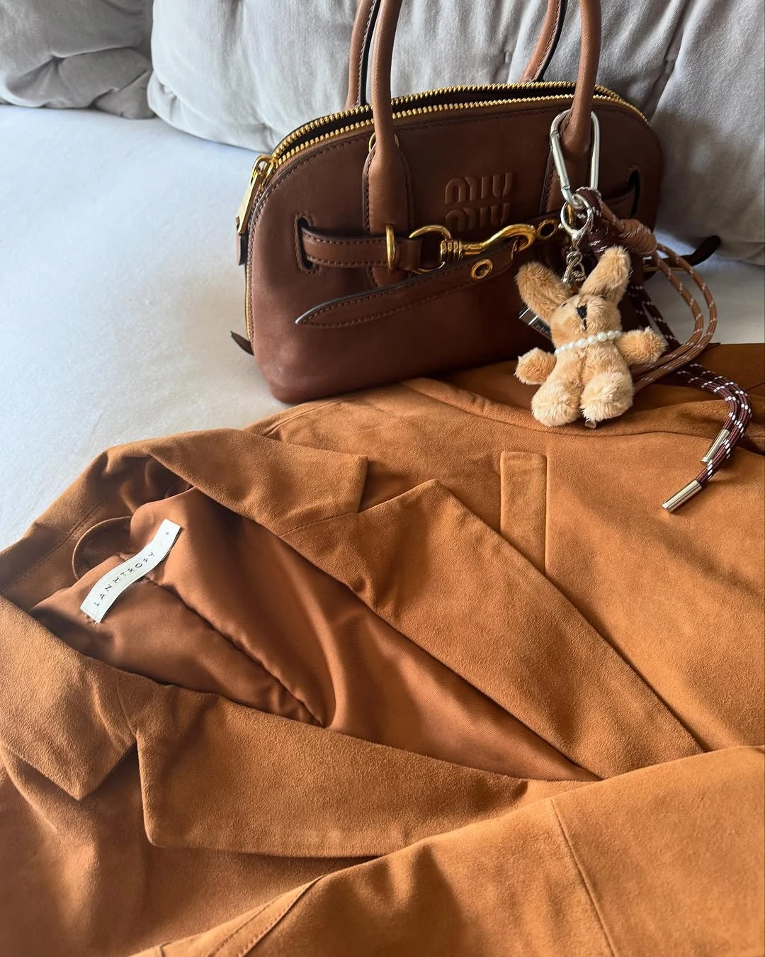 La modelo llevó una cartera de Miu Miu. Fotos: IG.