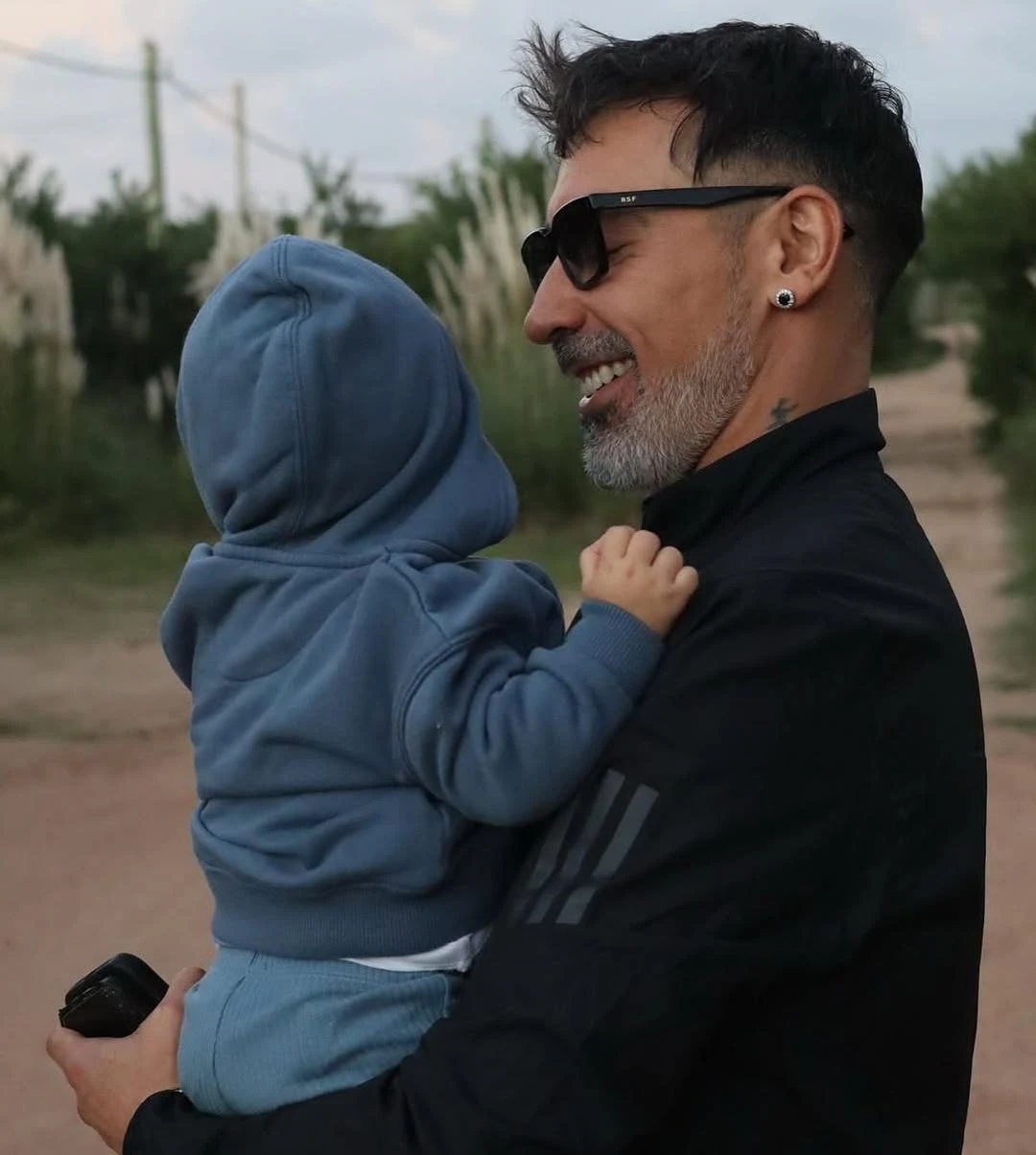 El Pocho Lavezzi con su bebé, Vittorio