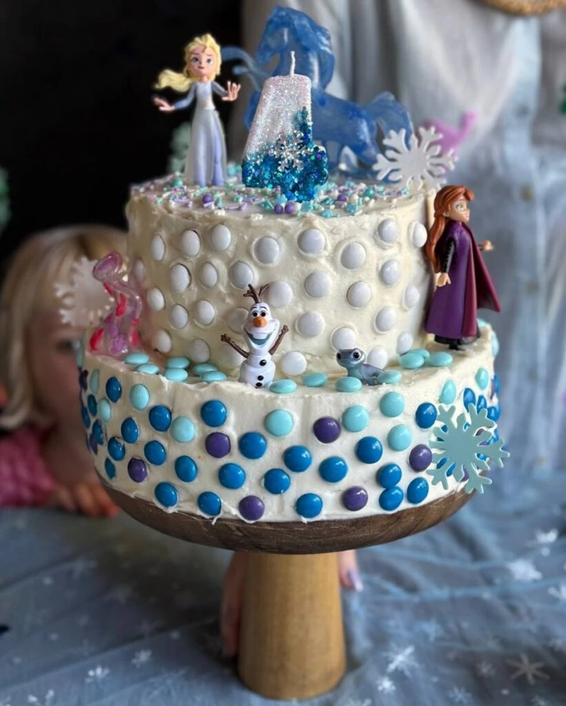 La torta y la mesa dulce estuvieron decorados con personajes de "Frozen".