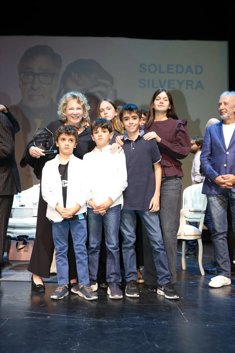 Solita y sus nietos . Simon, Río, Milos, Ines y Clara