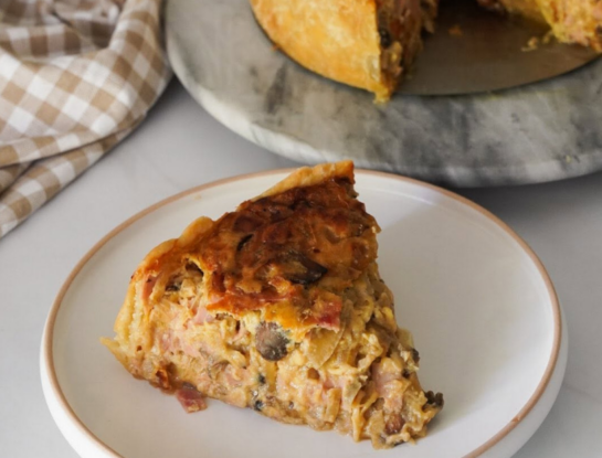 Tarta de otoño con cebolla y jamón: la receta que te resuelve la cena