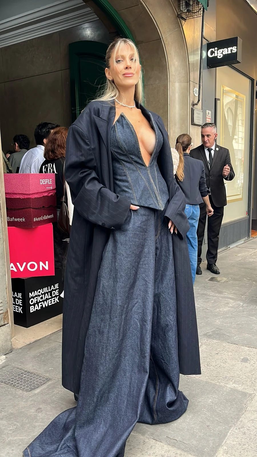 Cande Ruggeri eligió un look súper trendy para el desfile de Pucheta y Paz