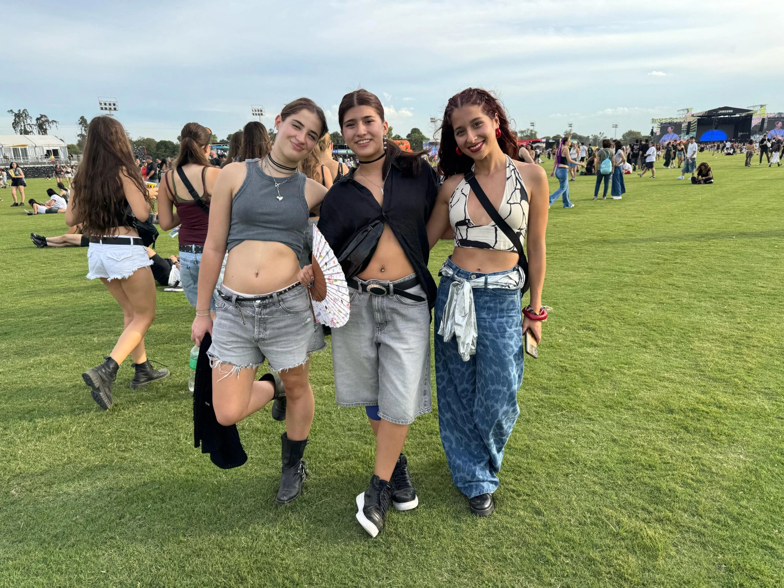 Las chicas posan con sus looks Lollapalooza