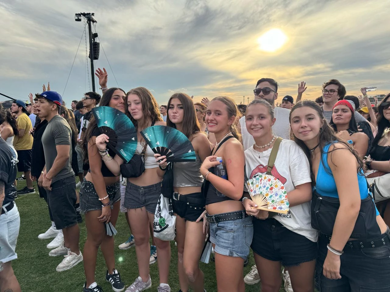 Las chicas con sus abanicos