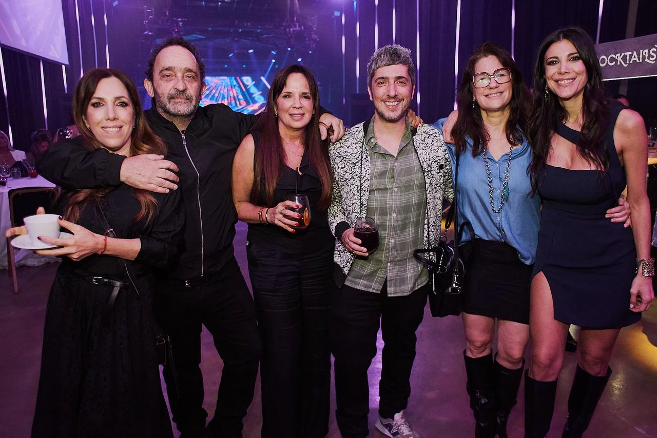 La cumpleañera junto a varios de sus amigos, Carolina marafiotti y su pareja, Cinthya Martos (quién le diseñó el vestido), Jey Mammon y Nancy Duplaá.