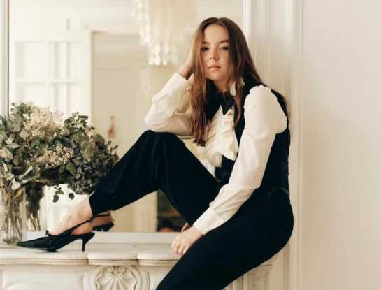 Alexandra de Hannover dio cátedra de cómo llevar el mocha mousse en otoño