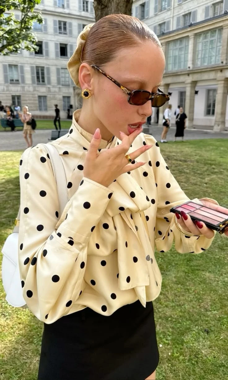 así se lleva la blusa más estilosa en looks +30