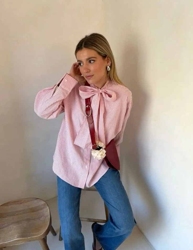 así se lleva la blusa más estilosa en looks +30