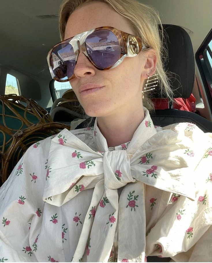 así se lleva la blusa más estilosa en looks +30