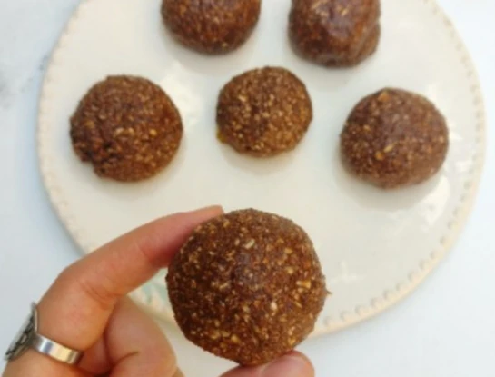 bolitas proteicas, receta fácil, snack saludable, post entrenamiento, ingredientes naturales, pasta de maní, banana, avena, miel, cacao amargo